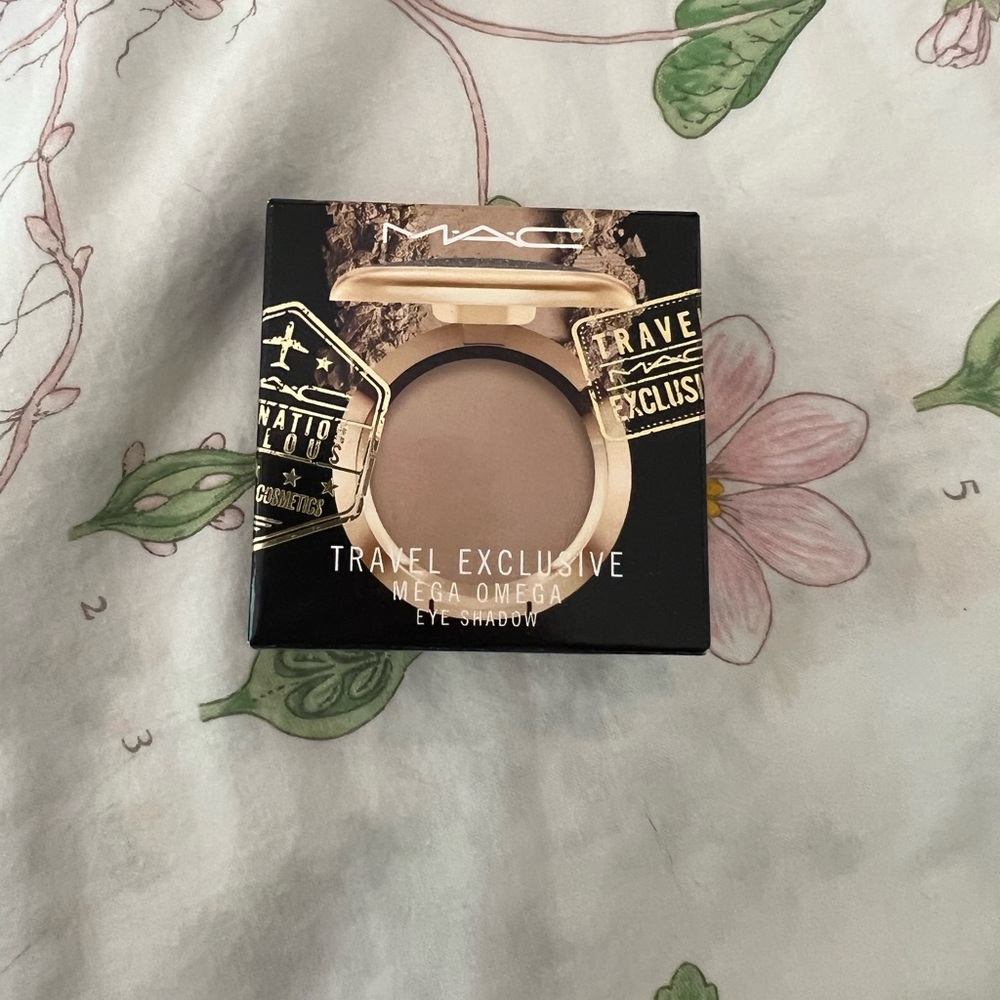 MAC Travel exclusive mega omega eyeshadow
